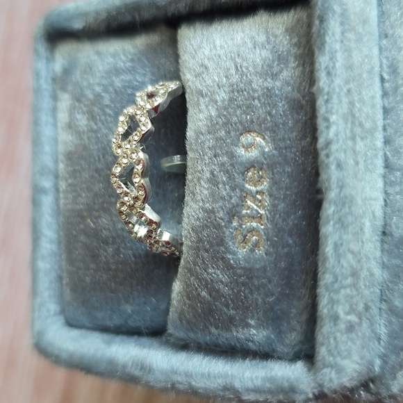 LUXE BRAND WOMEN'S FASHION JEWELRY SILVERTONE HEART RING SIZE 9 - Picture 2 of 9